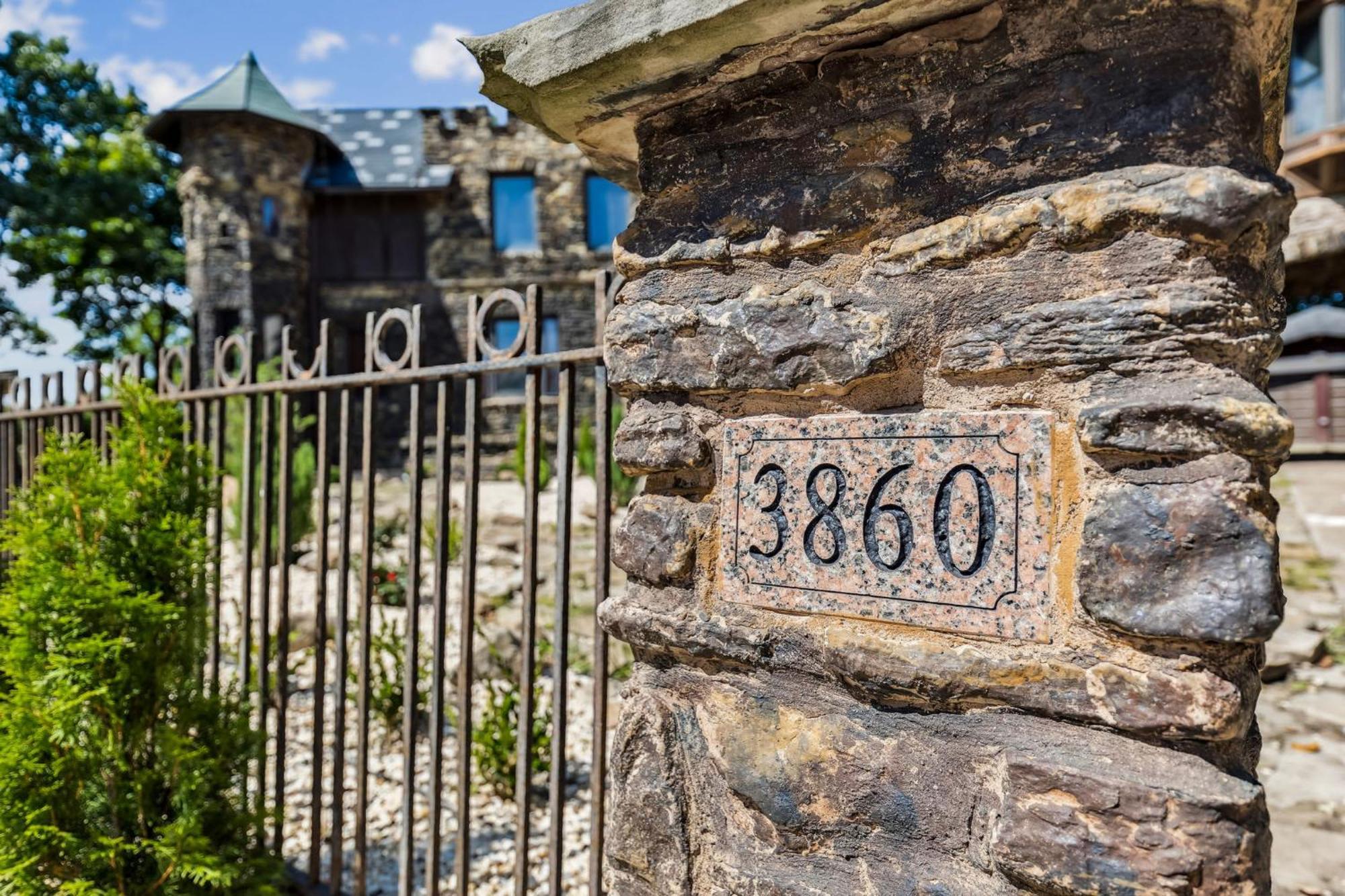 Enchanted Castle - Your Royal Getaway Awaits Cleveland Exterior foto